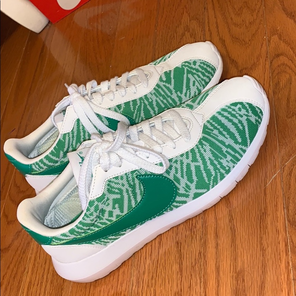 NIKE